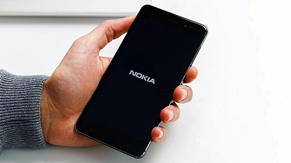 Nokia 8 in Hand